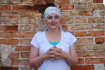 женщина в платке,руины