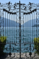 portail en fer forgé...fenêtre sur le lac de lugano