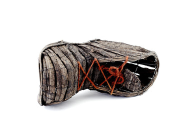 Изделие из коры дерева в форме ботинка. © platosha49