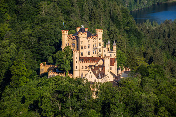 Naklejka premium Schloss Hohenschwangau am Schwansee