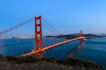 Fototapeta na wymiar Golden gate bridge at night , San Francisco
