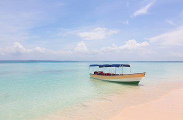 Fototapeta na wymiar Boat on the beautiful tropical beach