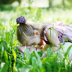 Naklejka premium happy family. Mother and daughter lie on a grass, embrace in t
