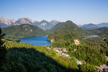 Schloss Hohenschwangau mit Alpsee und Schwansee