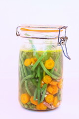 bocal de conserve de carottes et d'haricot vert aux lardons