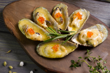 Baked mussels with cheese.