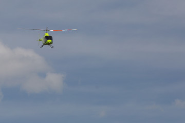 Helicopter in flight / Helicoptere en vol