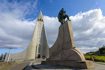Памятник викингу Лейфу Эрикссонуперед церковью...