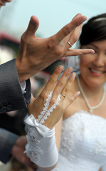 Obraz na płótnie Canvas Hands of the newlyweds with wedding rings