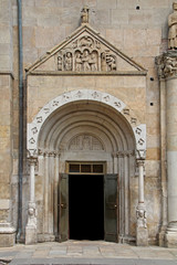Duomo di Fidenza; il portale di sinistra
