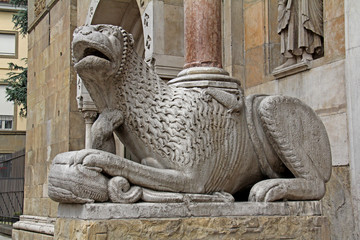 leone stiloforo con serpente; portale del Duomo di Fidenza