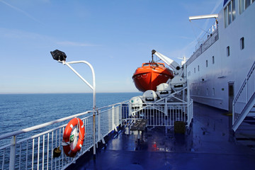 Rettungsboote und Rettungsreifen auf einer Fähre