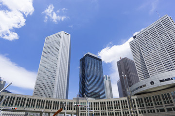Fototapeta na wymiar 東京都庁前広場から望む新宿高層ビル群　爽やかな青空