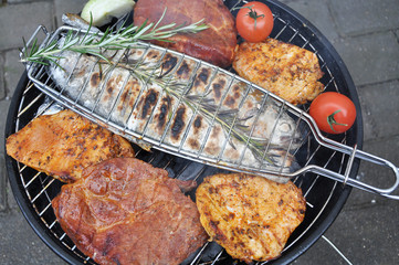 Grillfleisch mit Forelle und Gemüse