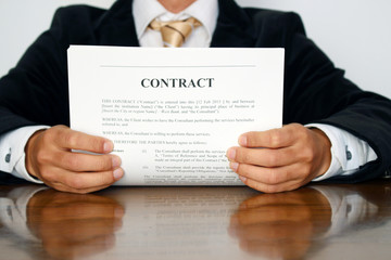 契約書へサイン Singing a contract