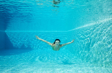 Nuotando in piscina - obrazy, fototapety, plakaty
