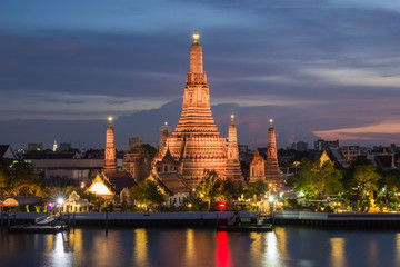 Naklejka premium Wat Arun Buddhist religious places in twilight time, Bangkok, Thailand