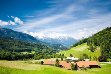 Dorf in Oberbayern, schöne Landschaftskulisse