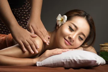 Fotobehang Aziatische vrouw met massage en spa salon Schoonheidsbehandeling concept © Ratthaphon Bunmi