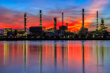 Obraz na płótnie Canvas Oil refinery along the river at Dusk (Bangkok, Thailand)