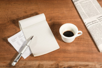 Obraz na płótnie Canvas Pianificare con una tazza di caffè e un foglio di appunti vuoto