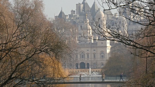 A very big building infront of the lake near the Buckingham Palace in London