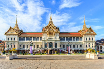 Fototapeta na wymiar Grand palace, Wat pra kaew with blue sky, bangkok, Thailand