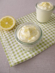 Zitronenquark-Creme im Glas