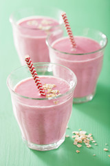 healthy strawberry oat smoothie