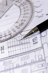 Bauplan mit Stift und Winkel