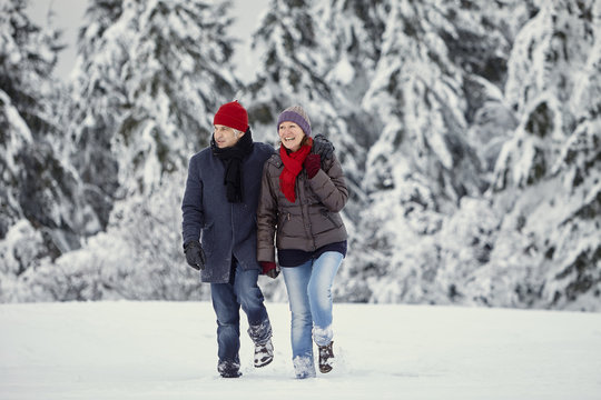 Paar Mann Frau Schnee Spaziergang lachen