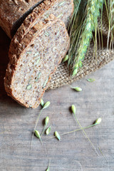 selbstgebackenes Brot mit Getreideähren