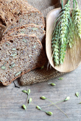 selbstgebackenes Brot mit Getreideähren