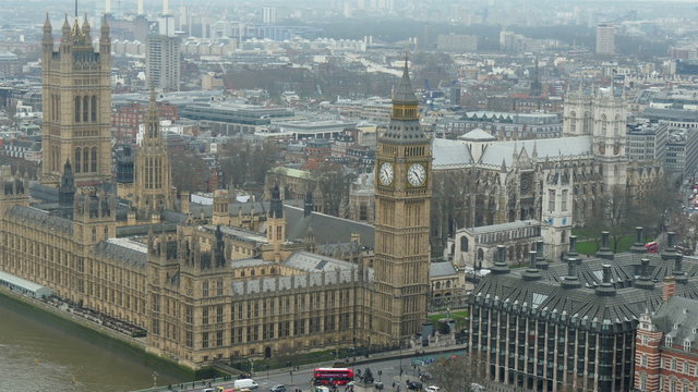 The very progressive city of London with the Big Ben in the middle and the lots of buildings on it in 4K