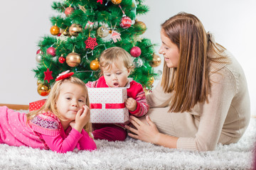 Fototapeta na wymiar Christmas Happy Family Open Holidays Gift