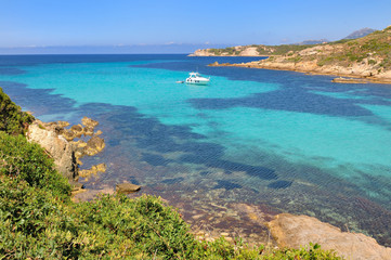 bateau sur eau turquoise - Revellata, Corse