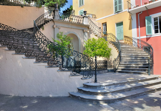 bel escalier bordé par immeubles colorés - Bastia- Corse