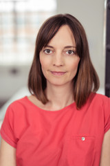 Obraz premium Frau schaut konzentriert in die Kamera