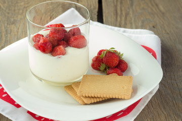 Cream pudding with strawberry in glass and crackers