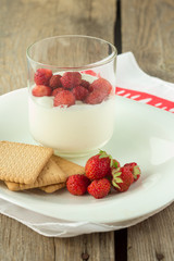 Cream pudding with strawberry in glass and crackers
