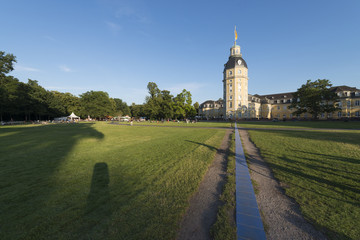 Karlsruhe im Schloßgarten, blauer Majolika Fliesenstrahl