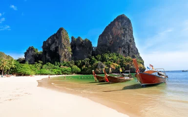 Fotobehang Railay Beach, Krabi, Thailand Longboats op het strand van Railay