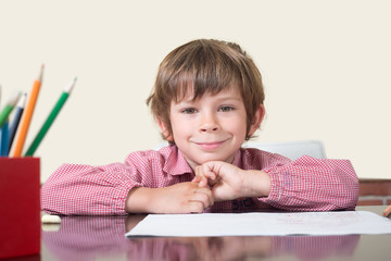 niño escolar en mesa