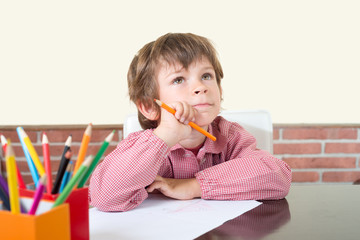 niño escolar pensando