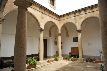 Fototapeta na wymiar Patio del Palacio de las Veletas, Cáceres, Extremadura, España