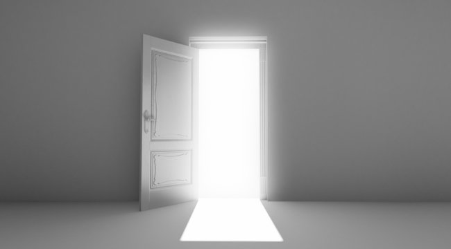 Porta aperta con fascio di luce