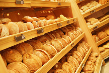 Bread in market/Fresh soda bread on shelf in bakery