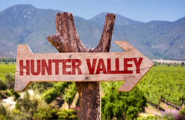 Tuinposter Hunter Valley houten bord met wijnmakerij achtergrond © gustavofrazao