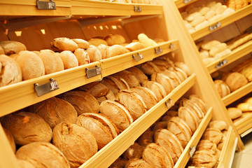 Bread in market/Fresh soda bread on shelf in bakery