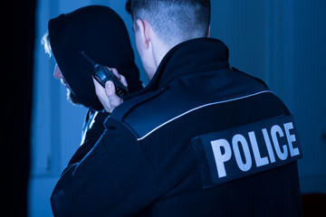 Obraz premium Cop informing police commandant